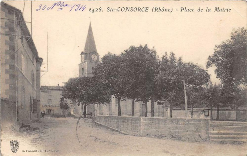 Carte postale ancienne Sainte Consorce Place De La Mairie à Sainte-Consorce