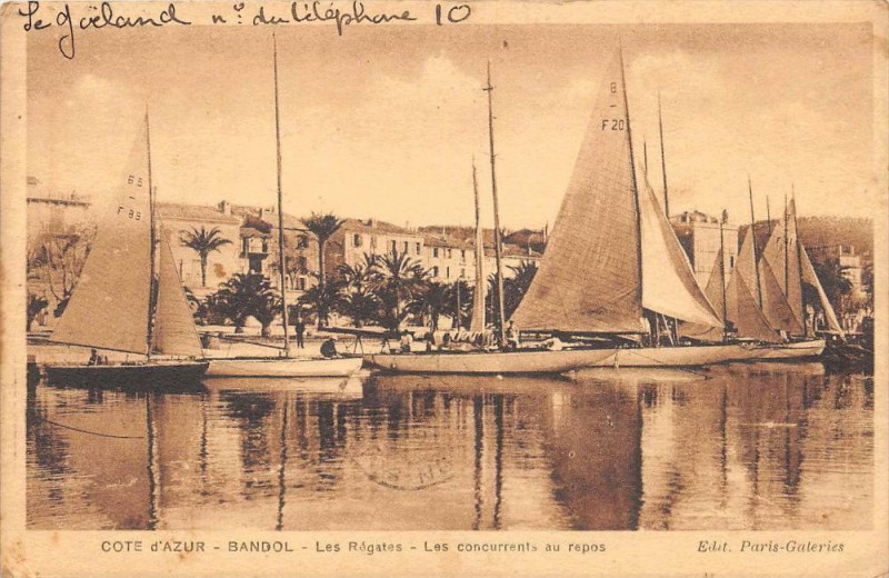 Carte postale ancienne Bandol Les Regates Les Concurrents Au Repos à Bandol