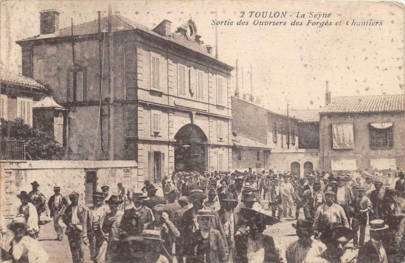 Carte postale ancienne Toulon La Seyne La Sortie Des Ouvriers Des Chantiers à Toulon