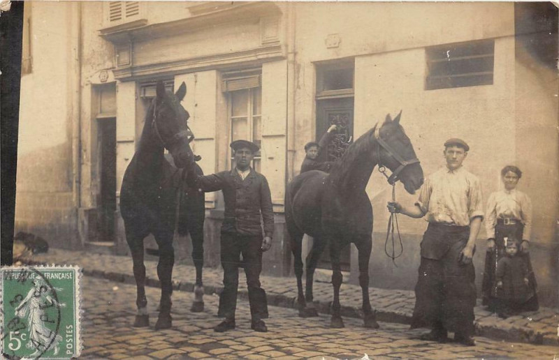Carte postale ancienne Beziers Carte Photo Situee Au Verso (écris au verso nous sommes devant ch à Béziers