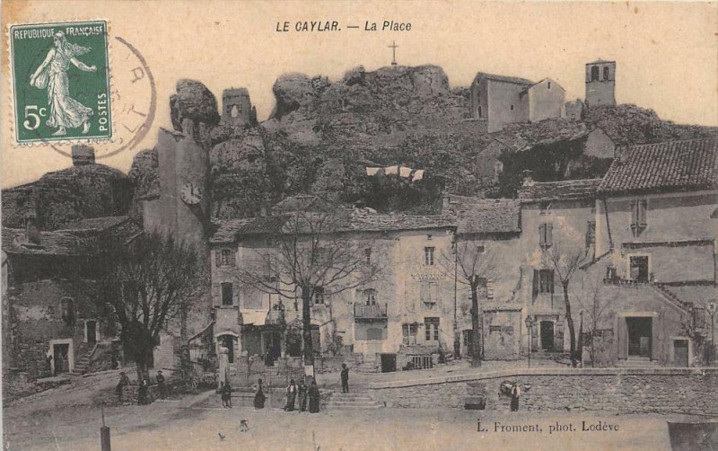 Carte postale ancienne Le Caylar La Place au Caylar