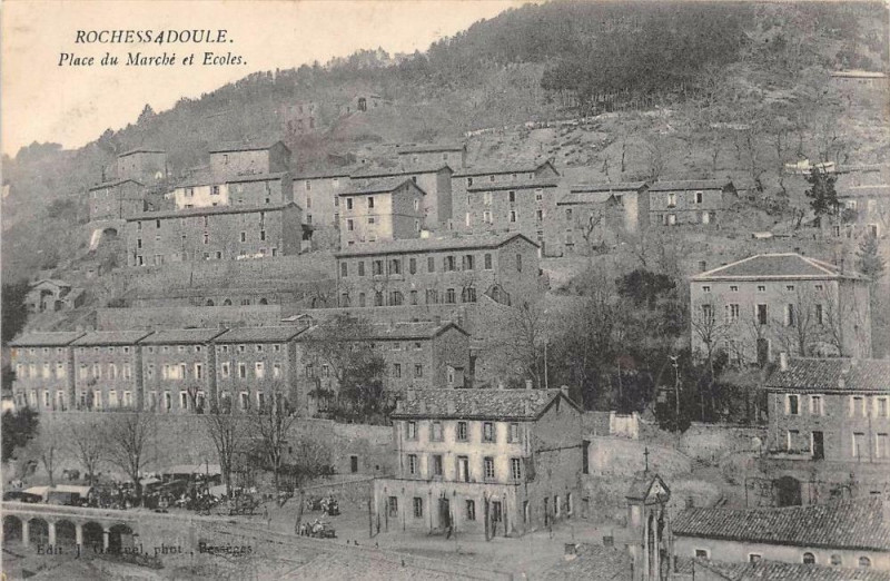 Carte postale ancienne Rochessadoule Place Du Marche Et Ecoles