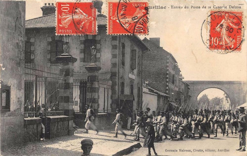 Carte postale ancienne Aurillac Entree Du Poste De La Caserne Delzon à Aurillac