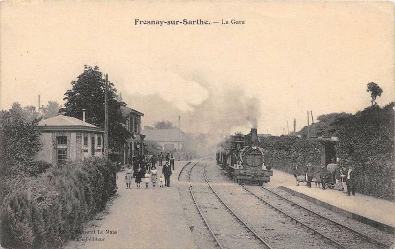 Carte postale ancienne Fresnay Sur Sarthe La Gare (Train En Gare à Fresnay-sur-Sarthe