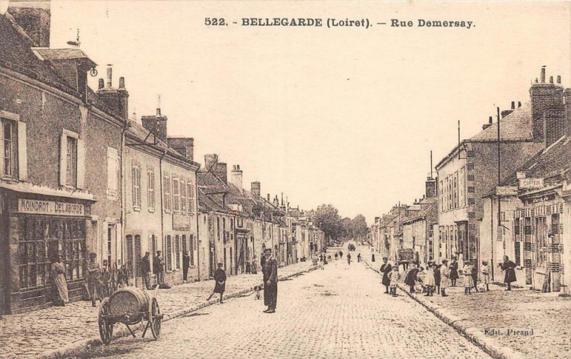 Carte postale ancienne Bellegarde Rue Demersay à Bellegarde