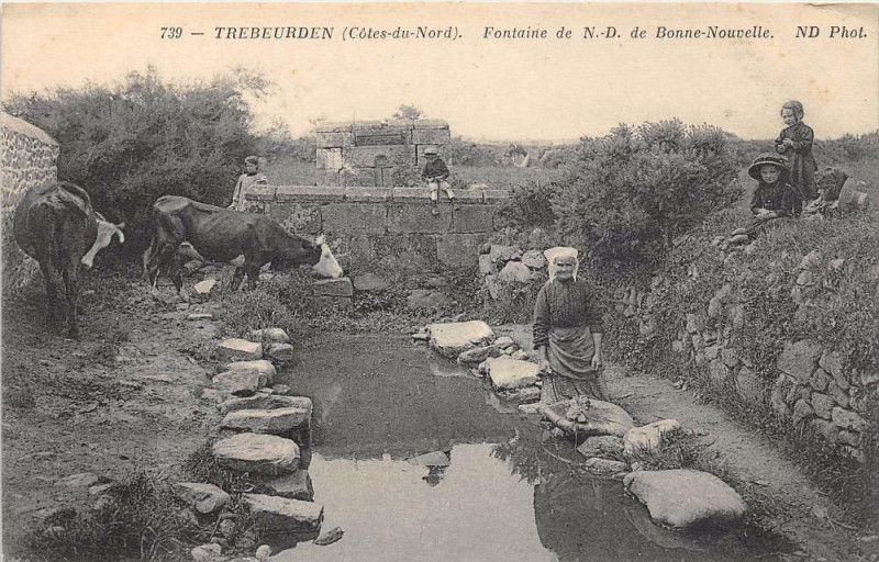 Carte postale ancienne Trebeurden Fontaine N.d.de Bonne Nouvelle à Trébeurden