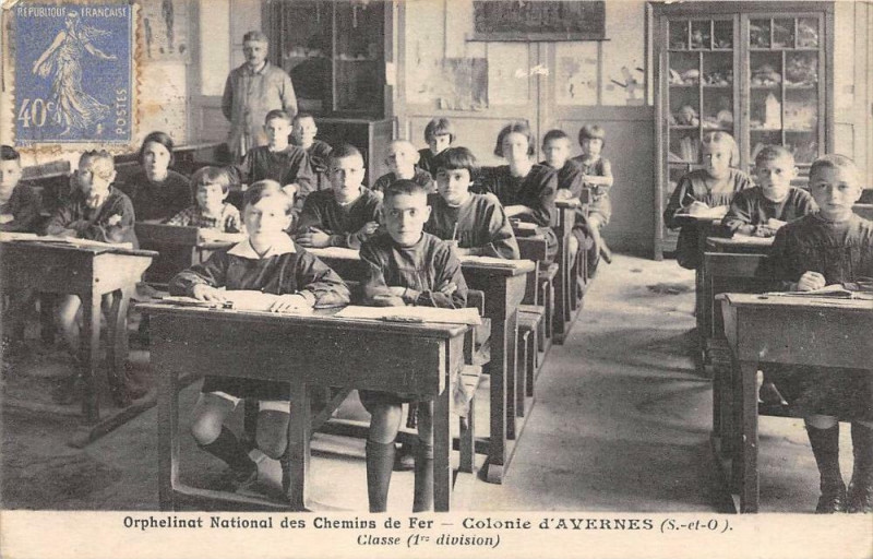 Carte postale ancienne Orphelinat National Des Chemins De Fer Colonie D'Avernes Classe 1ERE Divi à Avernes