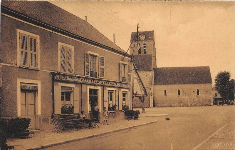 Carte postale ancienne Beaumont Du Gatinais Place De L'Eglise
