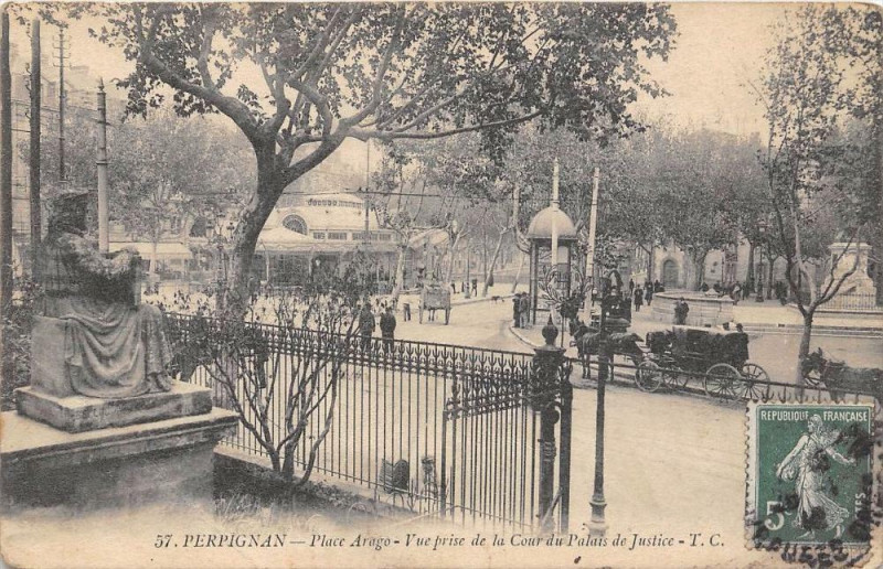 Carte postale ancienne Perpignan Place Arago Vue Prise De La Cour Du Palais De Justice (cliché r à Perpignan