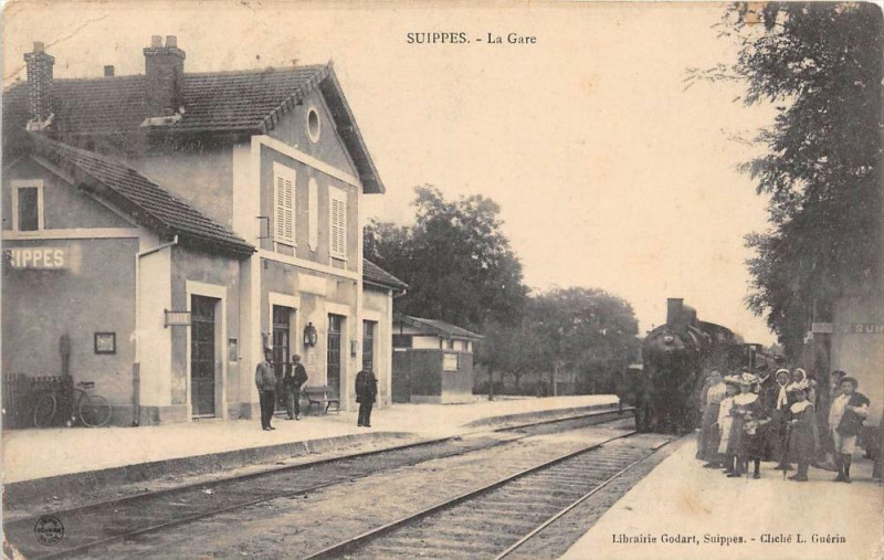 Carte postale ancienne Suippes La Gare (Train En Gare à Suippes