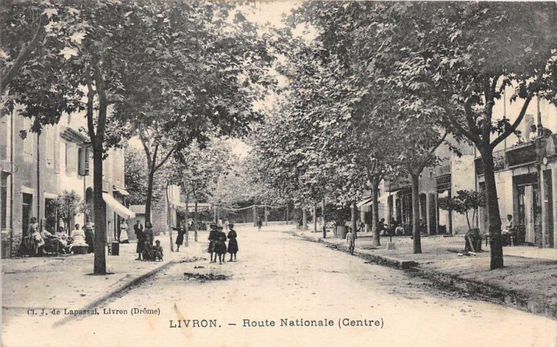 Carte postale ancienne Livron Route Nationale (Centre)
