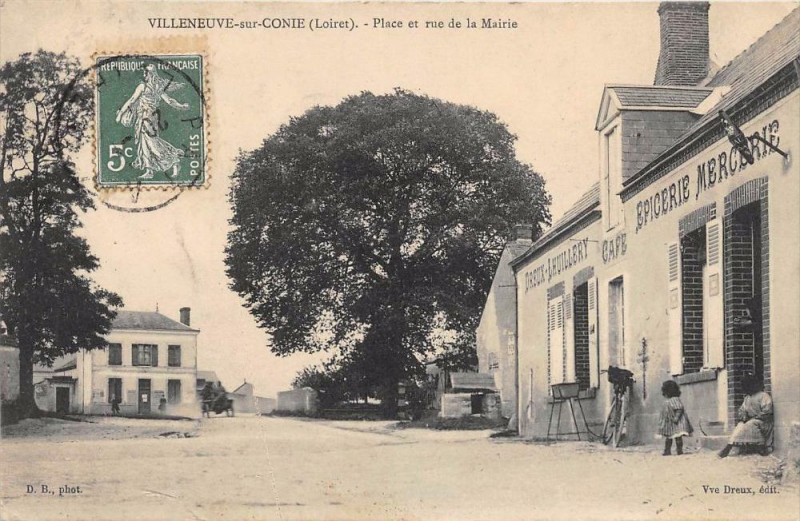 Carte postale ancienne Villeneuve Sur Conie Place Et Rue De La Mairie (cliché pas courant devant à Villeneuve-sur-Conie
