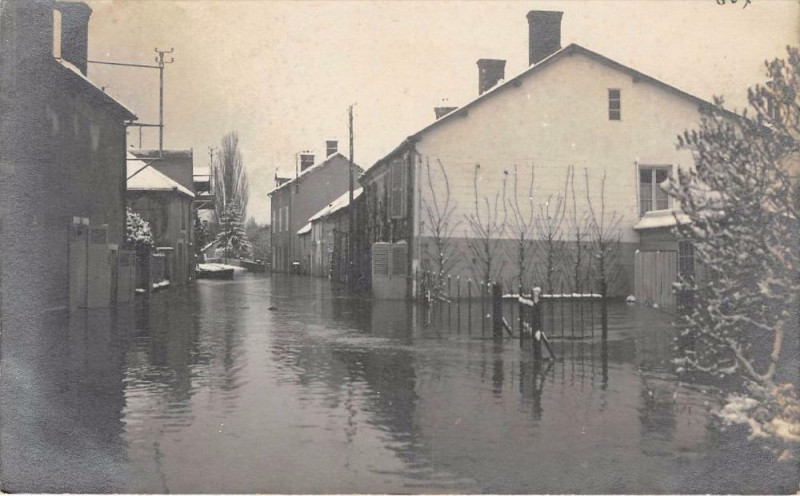 Carte postale ancienne Thomery Carte Photo Des Inondations De 1910  (au verso Aubineau a Thomery à Thomery