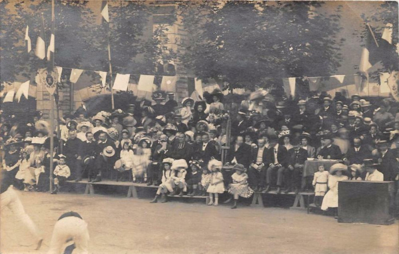 Carte postale ancienne Poitiers Certainement Carte Photo Figurant Une Foule De Gens Assise (au ve à Poitiers
