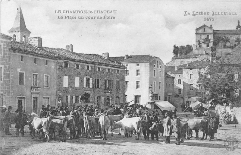 Carte postale ancienne Le Chambon Le Chateau La Place Un Jour De Foire