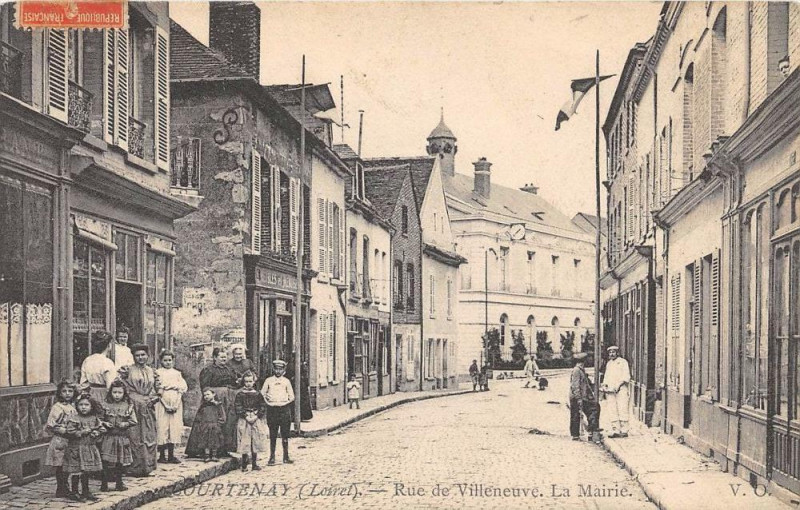 Carte postale ancienne Courtenay Rue De Villeneuve La Mairie à Courtenay