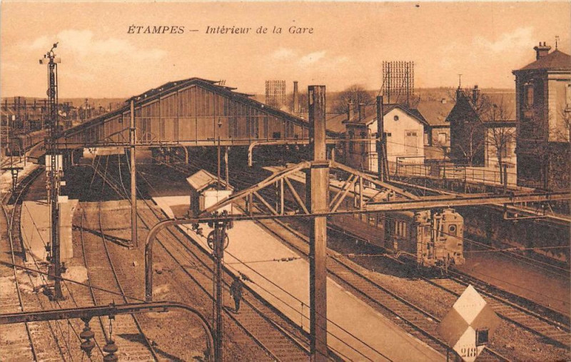 Carte postale ancienne Etampes Interieur De La Gare (Train à Étampes