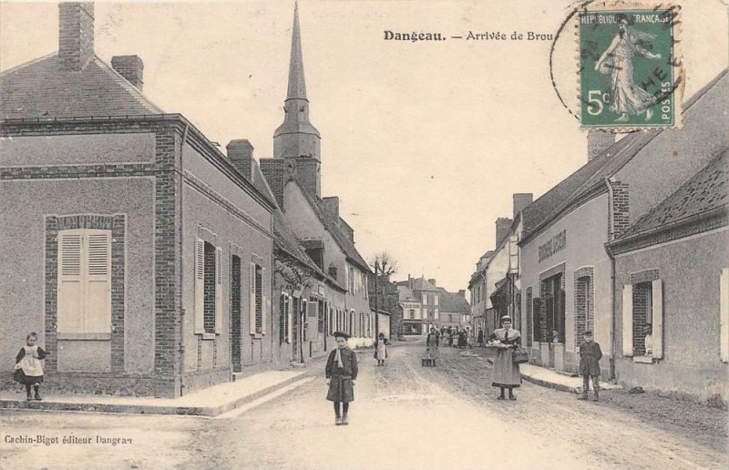 Carte postale ancienne Dangeau Arrivee De Brou à Dangeau