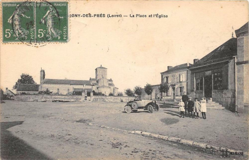 Carte postale ancienne Germigny Des Pres La Place Et L'Eglise