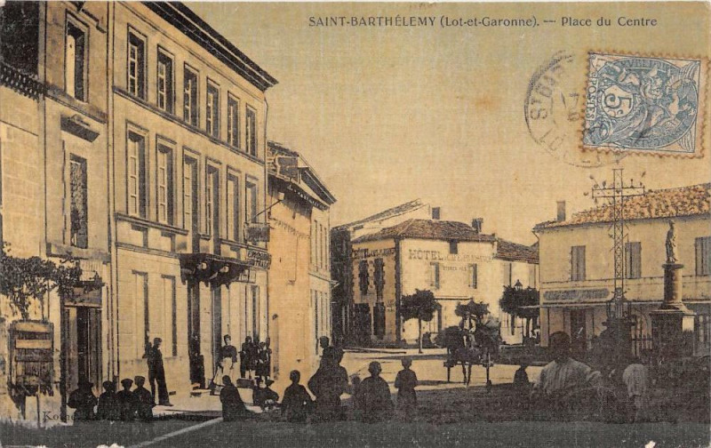 Carte postale ancienne Saint Barthelemy Place Du Centre (cpa toilée émaillée