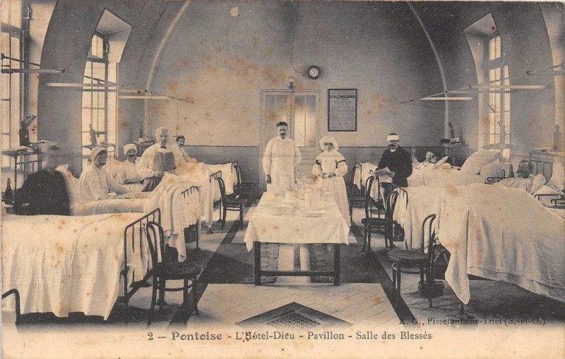 Carte postale ancienne Pontoise L'Hotel Dieu Pavillon Salle Des Blesses à Pontoise