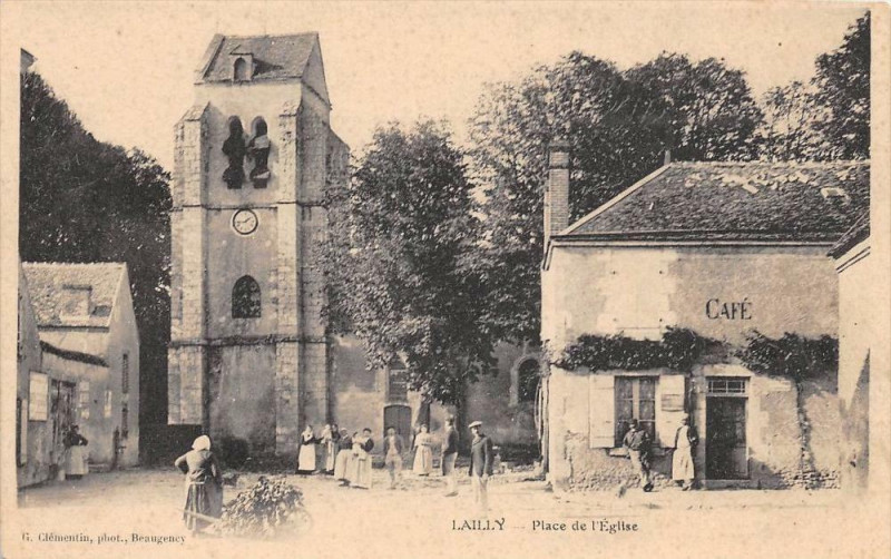 Carte postale ancienne Lailly La Place De L'Eglise