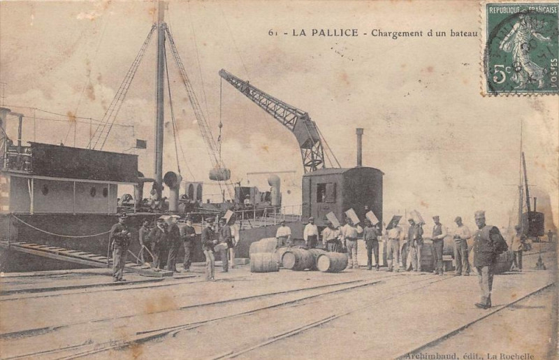 Carte postale ancienne La Pallice Chargement D'Un Bateau