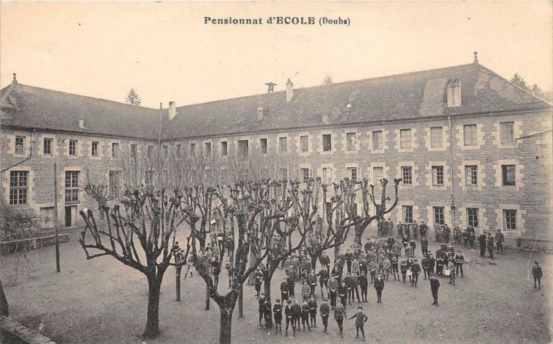 Carte postale ancienne Doubs Pensionnat D'Ecole à Doubs