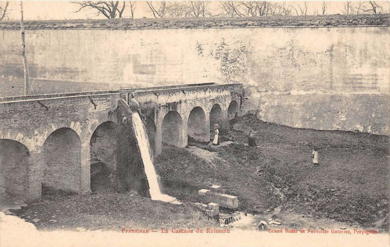 Carte postale ancienne Perpignan La Cascade Et Le Ruisseau (édition grand bazar et nouvelles gal à Perpignan