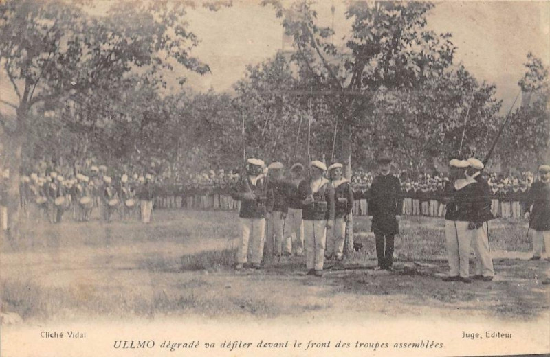 Carte postale ancienne Ullmo Degrade Va Defiler Devant Le Front Des Troupes Assemblees