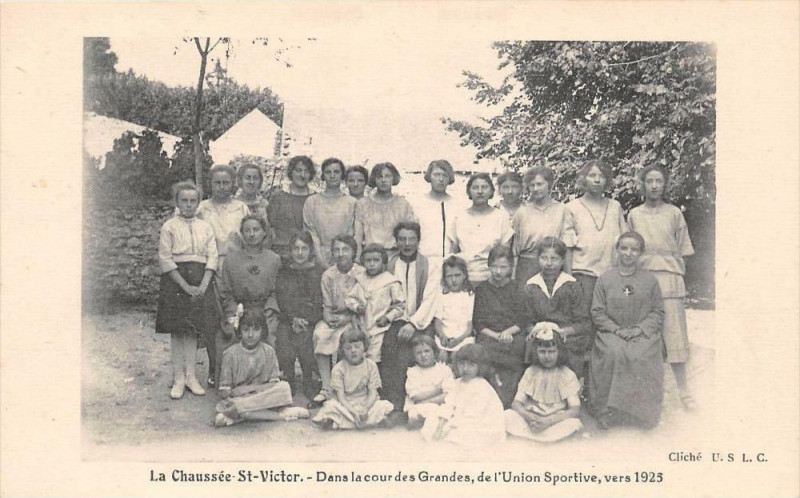 Carte postale ancienne Chaussee Saint Victor Dans La Cour Des Grandes De L'Union Sportive Vers 1