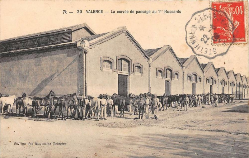 Carte postale ancienne Valence La Corvee De Pansage Au 1ER Hussards à Valence