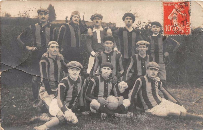 Carte postale ancienne Biarritz Carte Photo Certainement D'Une Equipe De Football Des Basses Pyr à Biarritz