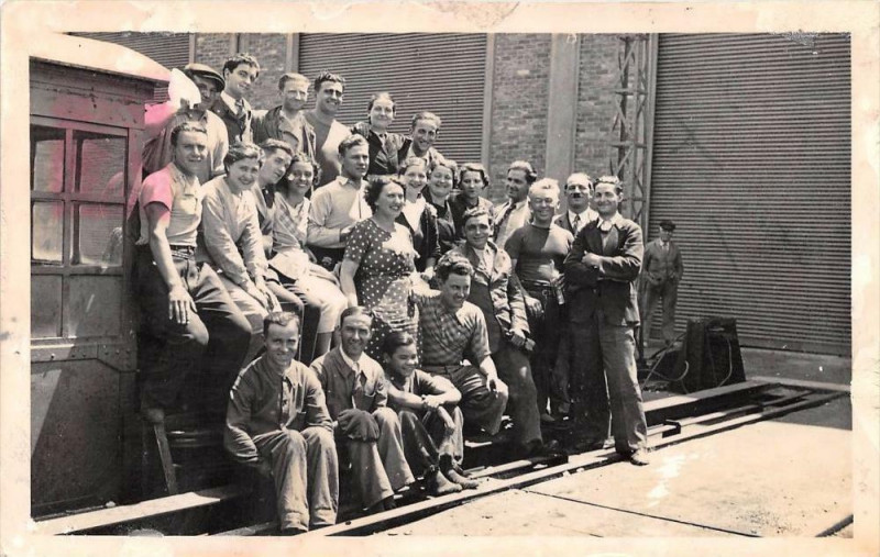 Carte postale ancienne Beziers Carte Photo Etablissements Fouga Atelier De Montage Groupe D'Empl à Béziers