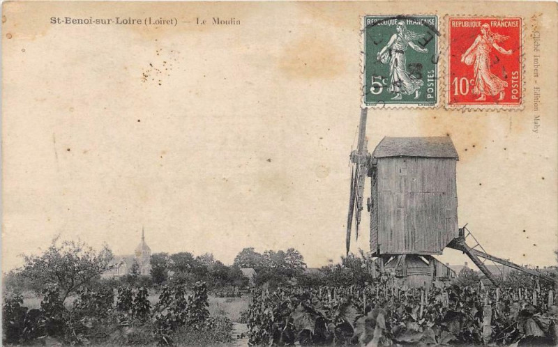 Carte postale ancienne Saint Benoit Sur Loire Le Moulin (cliché pas courant dans les champs