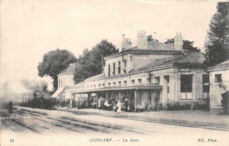 Carte postale ancienne Guingamp La Gare (Train En Gare à Guingamp