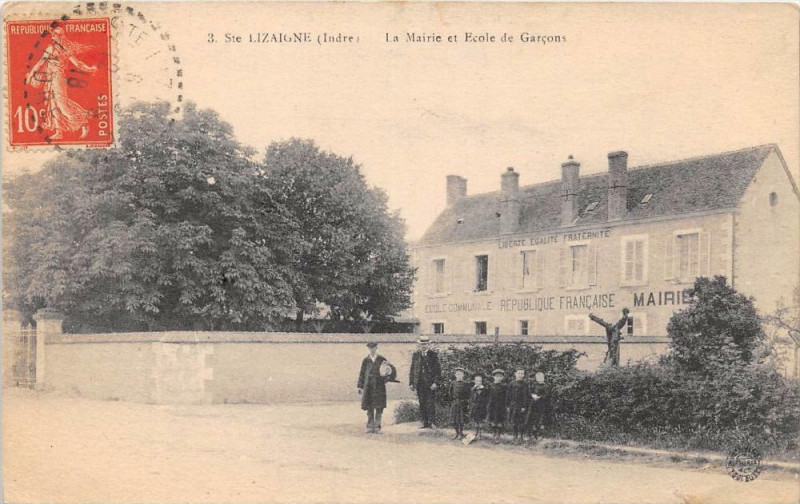 Carte postale ancienne Saint Lizaigne La Mairie Et Ecole De Garcons