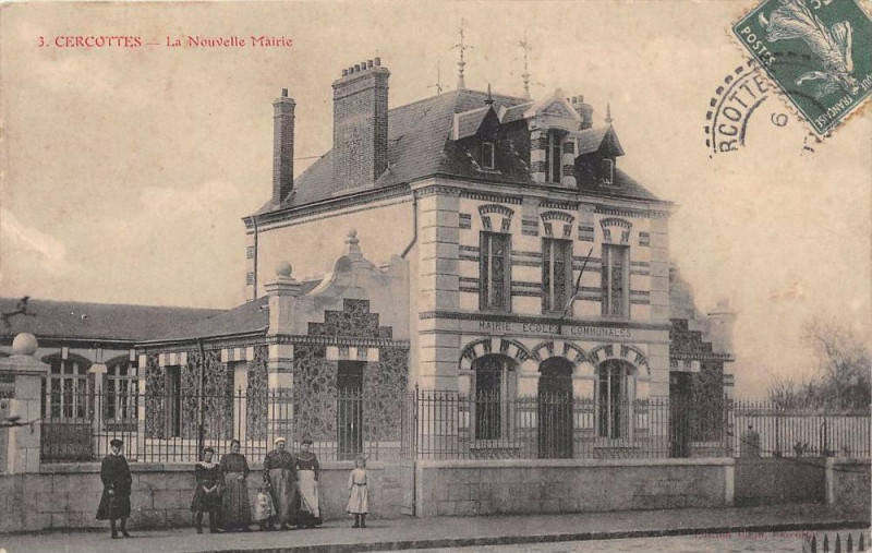 Carte postale ancienne Cercottes La Nouvelle Mairie à Cercottes