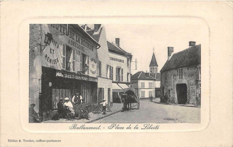 Carte postale ancienne Ballancourt Place De La Liberte