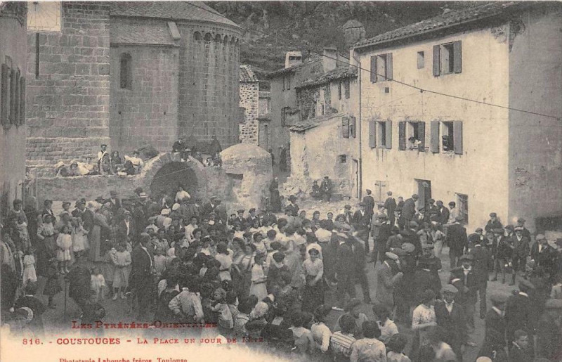 Carte postale ancienne Coustouges Laplace Un Jour De Fete à Coustouges