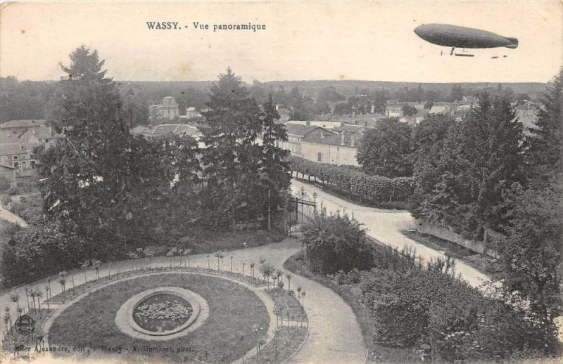 Carte postale ancienne Wassy Vue Panoramique Avec Un Ballon Dirigeable à Wassy