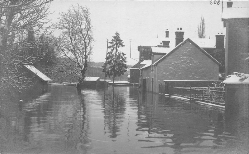 Carte postale ancienne Carte Photo Thomery Inondations Au Verso E.aubineau Photo Thomery à Thomery