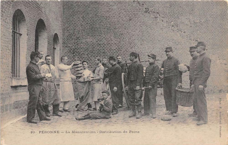 Carte postale ancienne Peronne La Manutention Distribution De Pains à Péronne