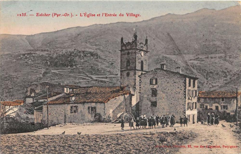 Carte postale ancienne Estoher L'Eglise Et L'Entree Du Village (petit village à Estoher