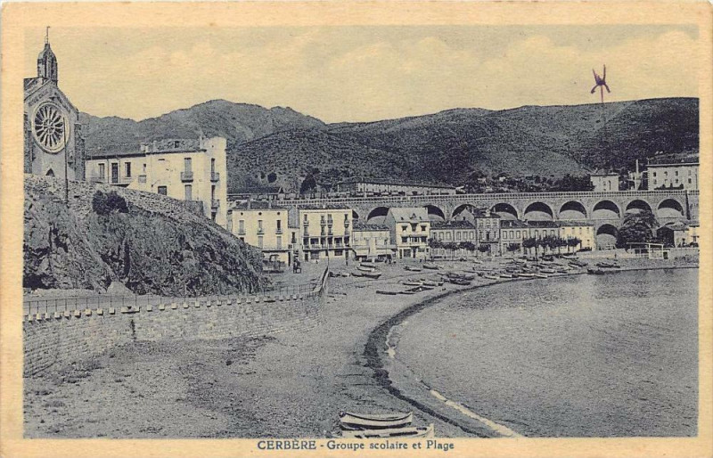 Carte postale ancienne Cerbere Groupe Scolaire Et Plage à Cerbère