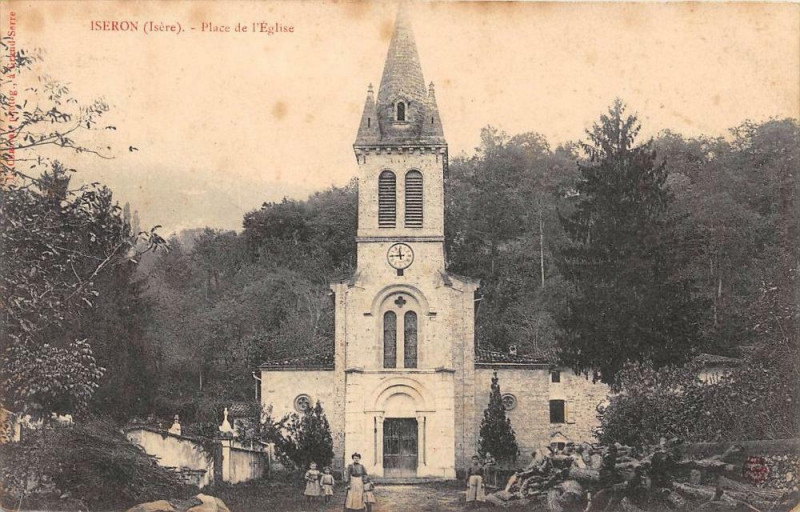 Carte postale ancienne Iseron Place De L'Eglise
