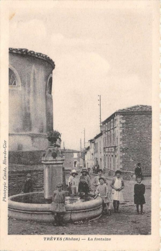 Carte postale ancienne Treves La Fontaine à Trèves