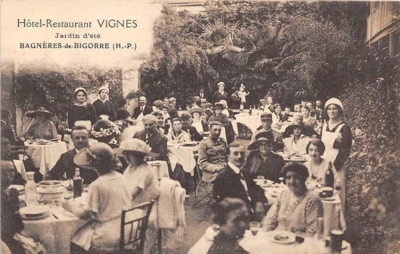 Carte postale ancienne Bagneres De Bigorre Hotel Restaurant Des Vignes Jardin D'Ete