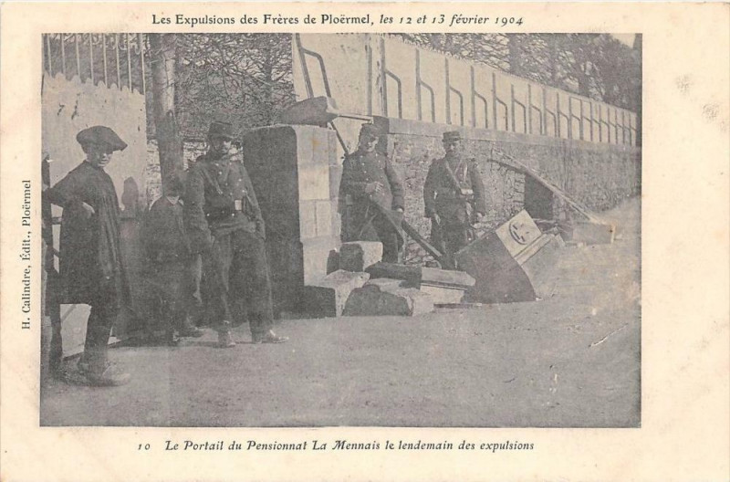 Carte postale ancienne Les Expulsions De Freres De Ploermel 1904 Le Portail Du Pensionnat La Men à Ploërmel