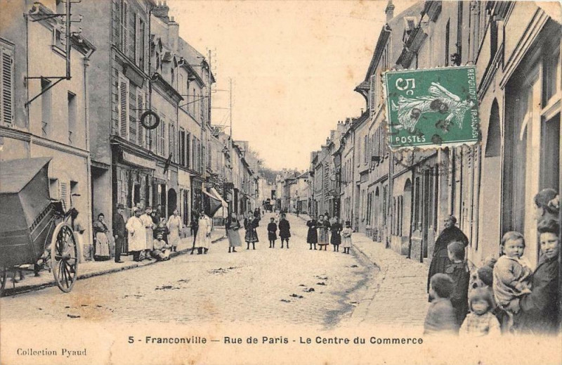 Carte postale ancienne Rue de Paris - Le Centre du Commerce à Franconville